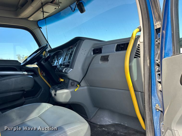 image for item EJ8569 2020 Kenworth T680 semi truck