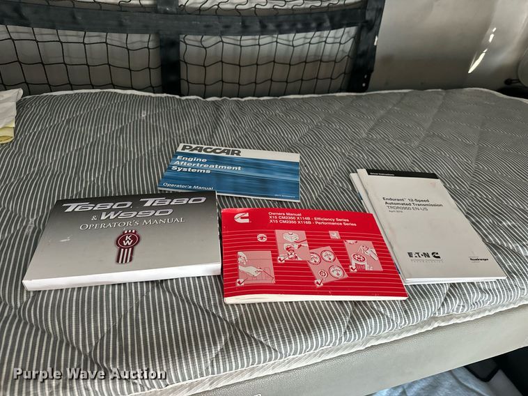 image for item EJ8569 2020 Kenworth T680 semi truck