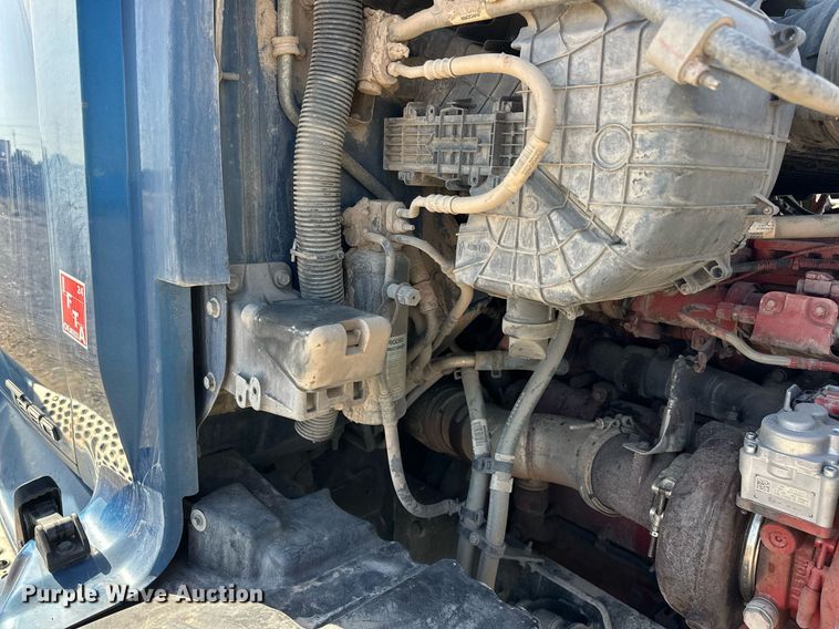 image for item EJ8569 2020 Kenworth T680 semi truck