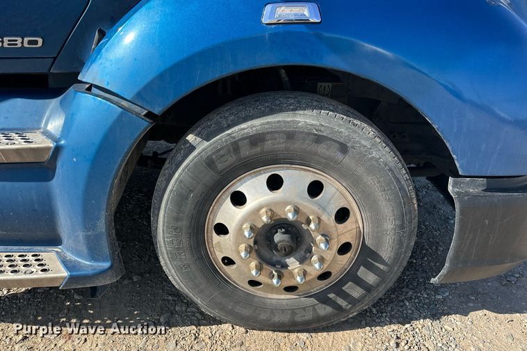 image for item EJ8569 2020 Kenworth T680 semi truck