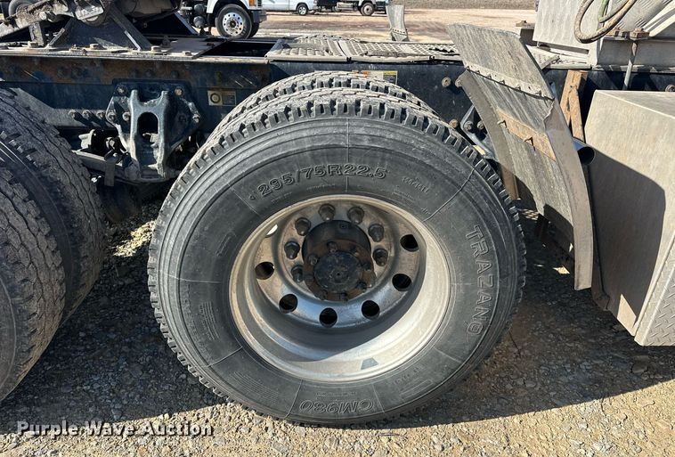 image for item EJ8569 2020 Kenworth T680 semi truck