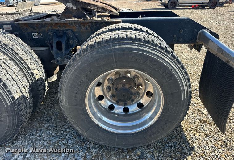 image for item EJ8569 2020 Kenworth T680 semi truck