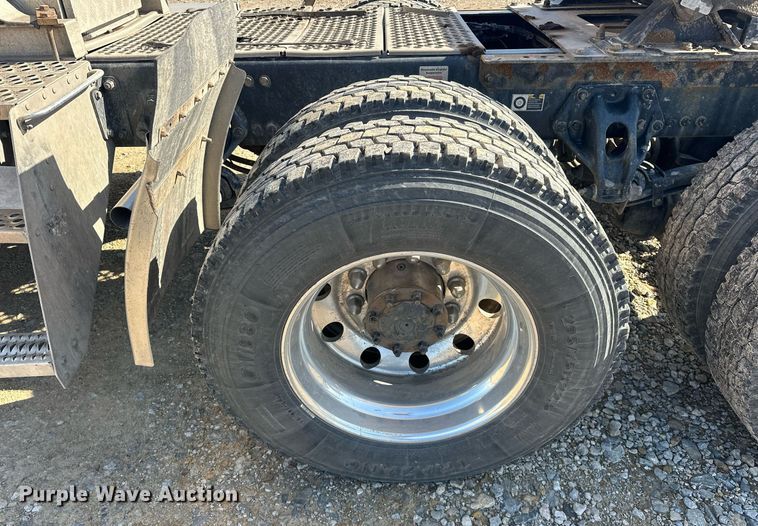 image for item EJ8569 2020 Kenworth T680 semi truck