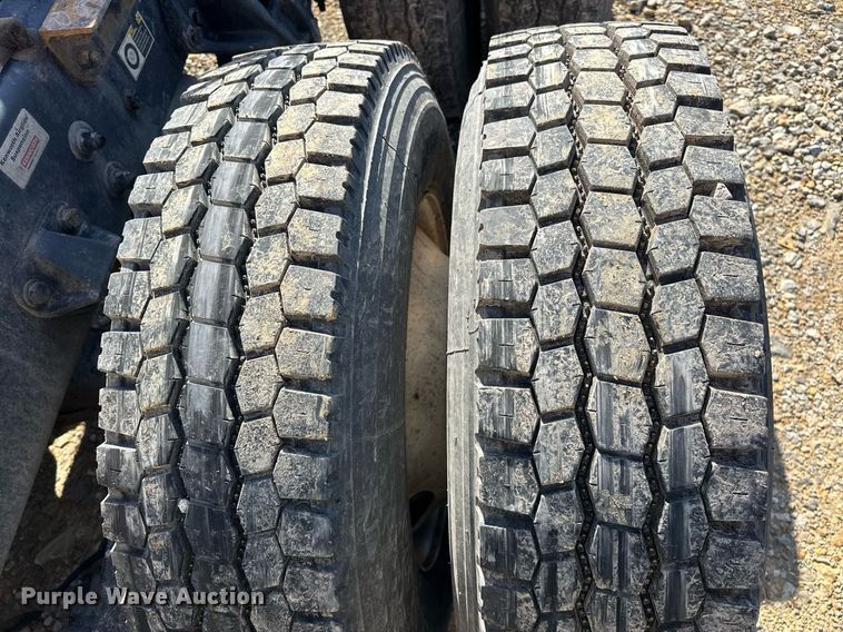 image for item EJ8569 2020 Kenworth T680 semi truck