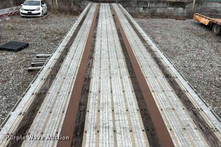 image for item EK2620 2002 Fontaine flatbed trailer