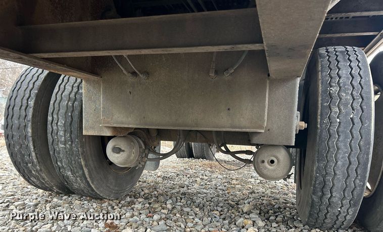 image for item EK2620 2002 Fontaine flatbed trailer