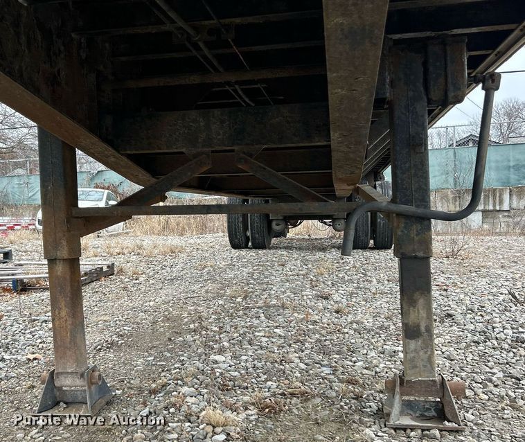 image for item EK2620 2002 Fontaine flatbed trailer