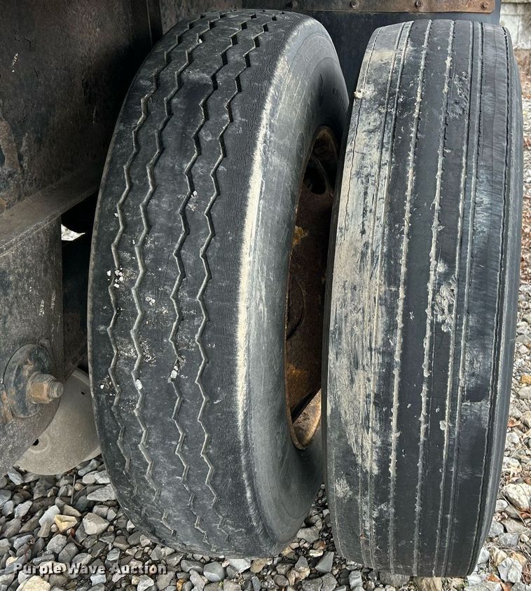 image for item EK2620 2002 Fontaine flatbed trailer