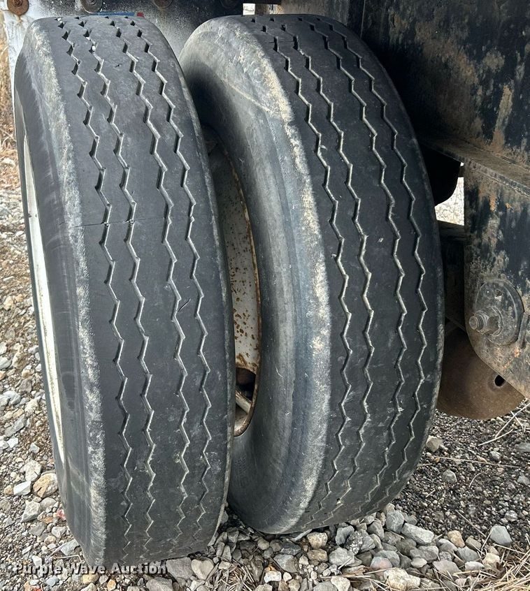 image for item EK2620 2002 Fontaine flatbed trailer