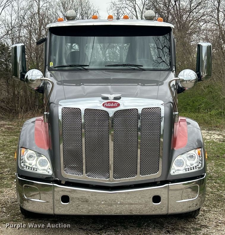 image for item EK2838 2020 Peterbilt 579 semi truck