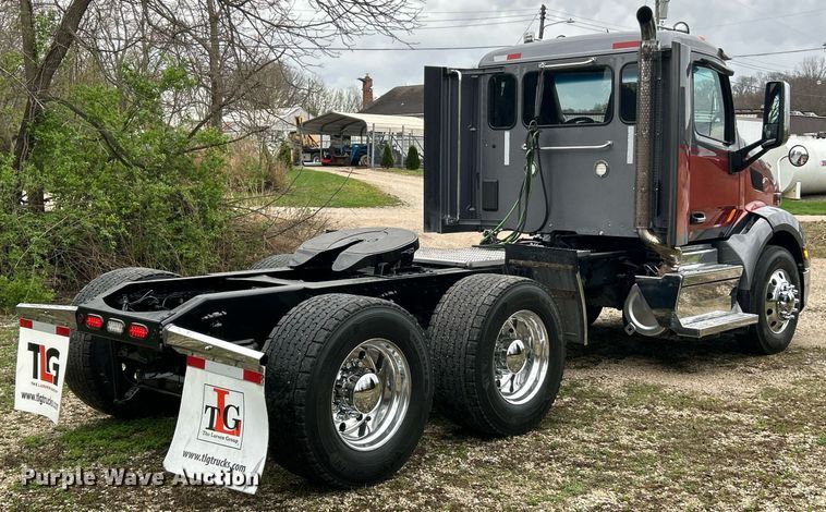 image for item EK2838 2020 Peterbilt 579 semi truck