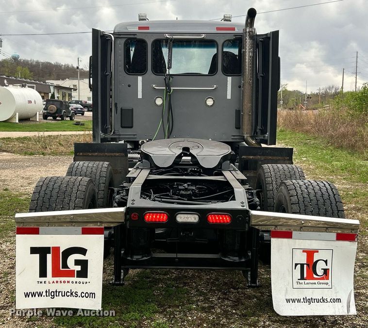 image for item EK2838 2020 Peterbilt 579 semi truck