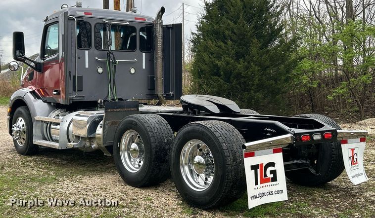 image for item EK2838 2020 Peterbilt 579 semi truck
