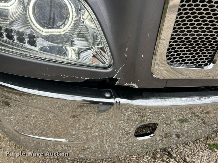 image for item EK2838 2020 Peterbilt 579 semi truck