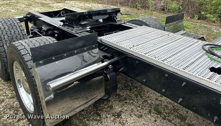 image for item EK2838 2020 Peterbilt 579 semi truck