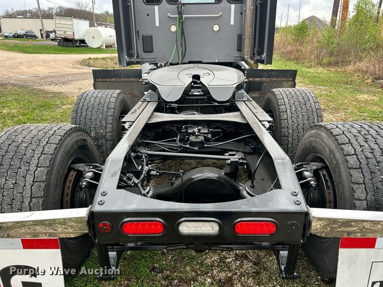 image for item EK2838 2020 Peterbilt 579 semi truck