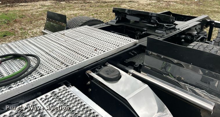 image for item EK2838 2020 Peterbilt 579 semi truck