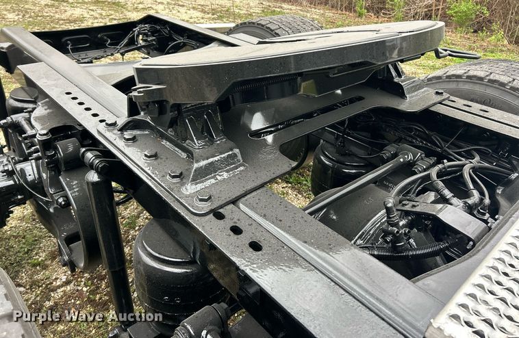 image for item EK2838 2020 Peterbilt 579 semi truck