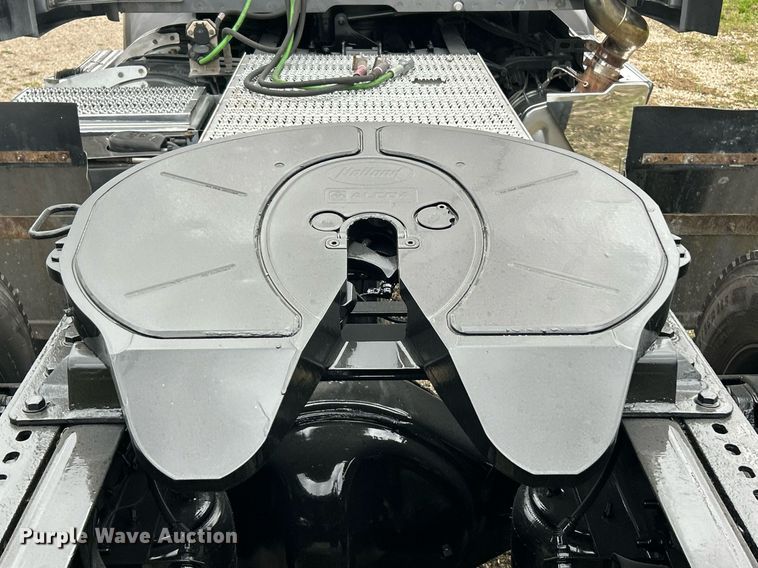 image for item EK2838 2020 Peterbilt 579 semi truck