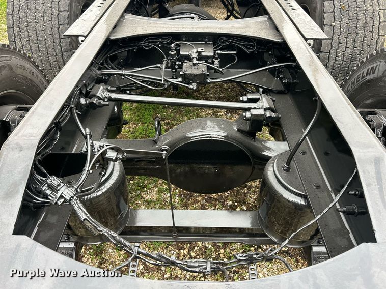 image for item EK2838 2020 Peterbilt 579 semi truck