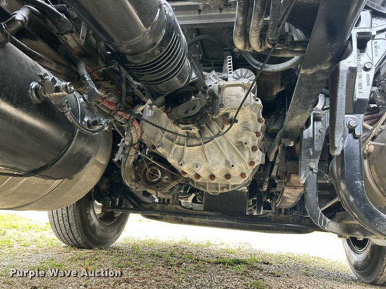 image for item EK2838 2020 Peterbilt 579 semi truck