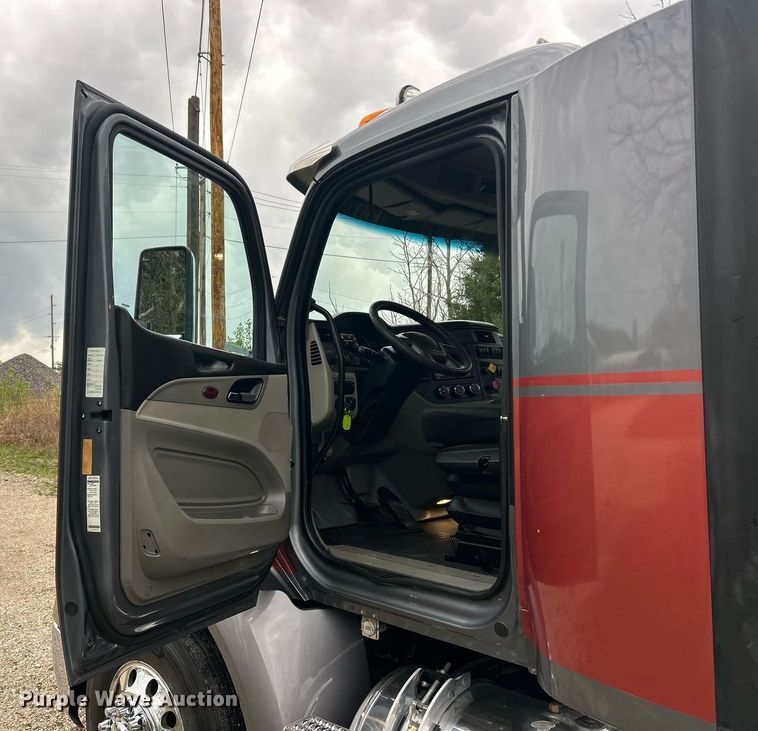 image for item EK2838 2020 Peterbilt 579 semi truck