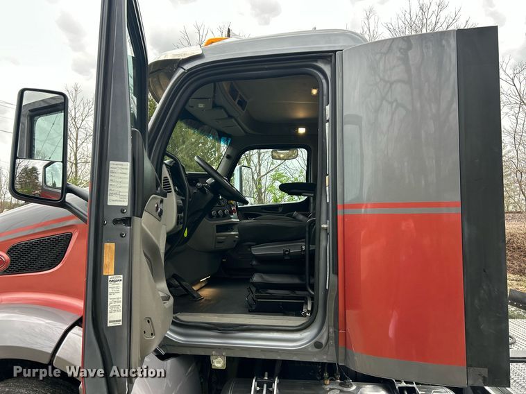 image for item EK2838 2020 Peterbilt 579 semi truck