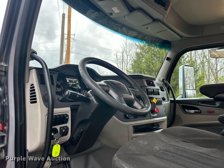 image for item EK2838 2020 Peterbilt 579 semi truck