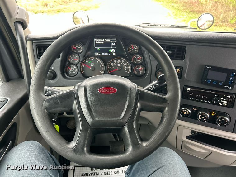 image for item EK2838 2020 Peterbilt 579 semi truck