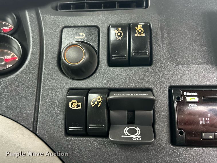 image for item EK2838 2020 Peterbilt 579 semi truck