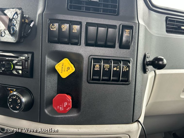 image for item EK2838 2020 Peterbilt 579 semi truck