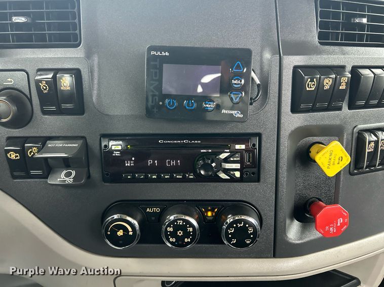 image for item EK2838 2020 Peterbilt 579 semi truck