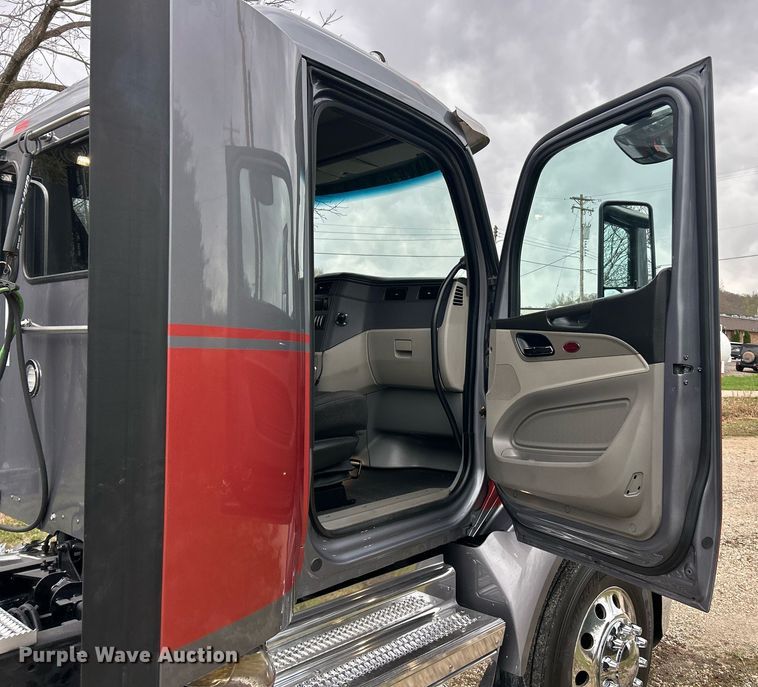 image for item EK2838 2020 Peterbilt 579 semi truck