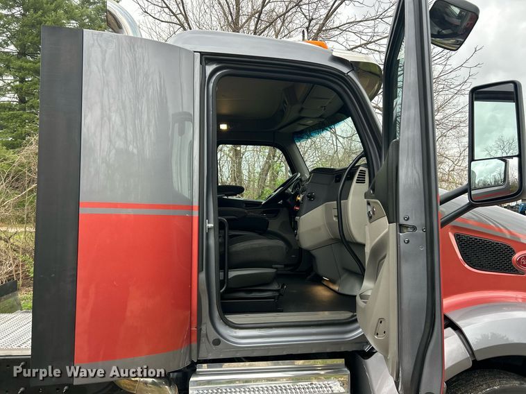 image for item EK2838 2020 Peterbilt 579 semi truck