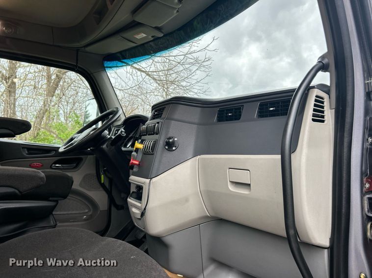 image for item EK2838 2020 Peterbilt 579 semi truck