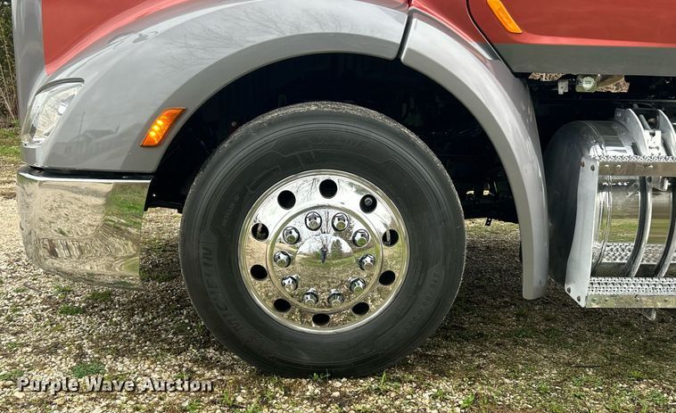 image for item EK2838 2020 Peterbilt 579 semi truck