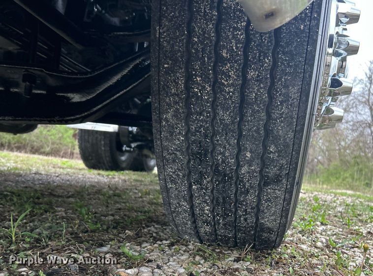 image for item EK2838 2020 Peterbilt 579 semi truck