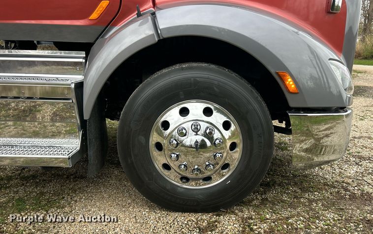 image for item EK2838 2020 Peterbilt 579 semi truck