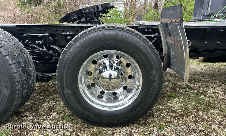 image for item EK2838 2020 Peterbilt 579 semi truck