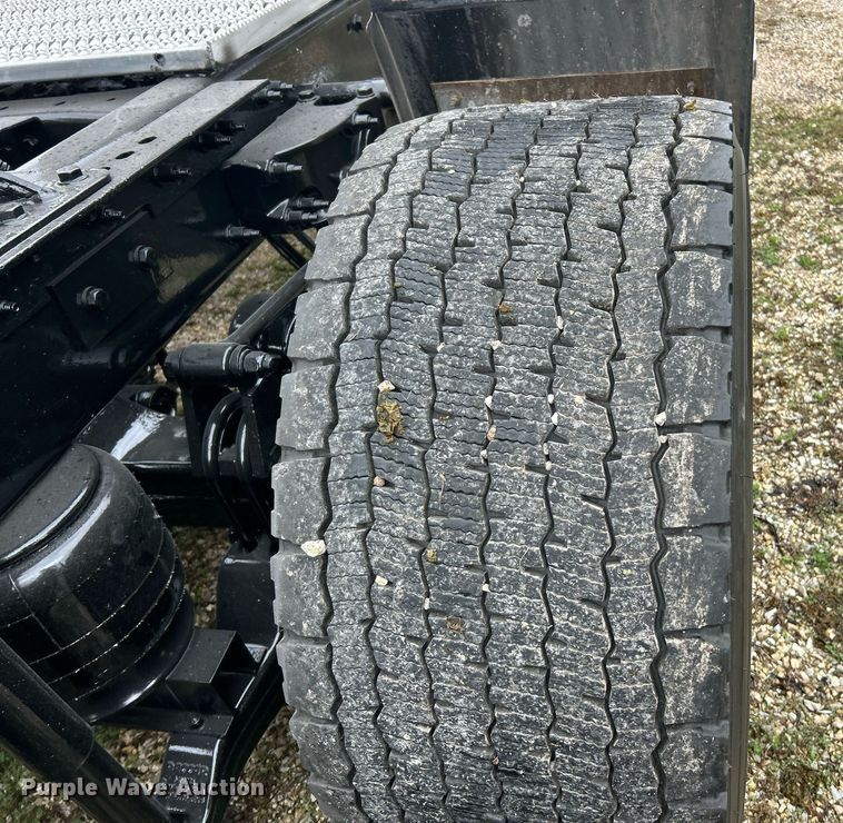 image for item EK2838 2020 Peterbilt 579 semi truck