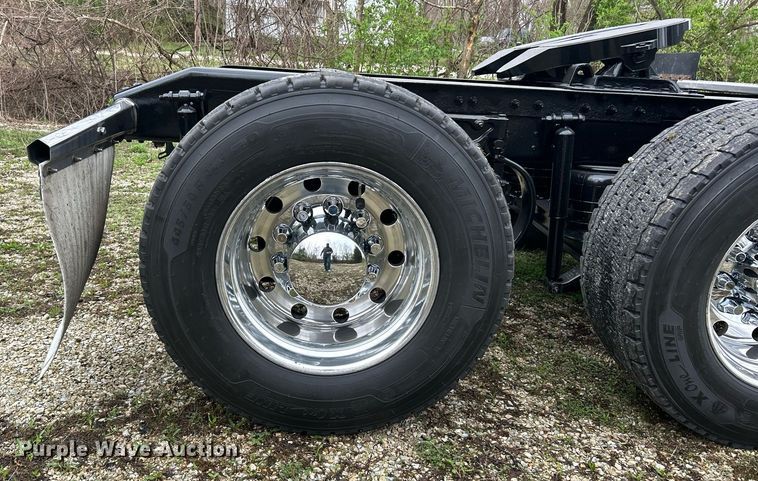 image for item EK2838 2020 Peterbilt 579 semi truck