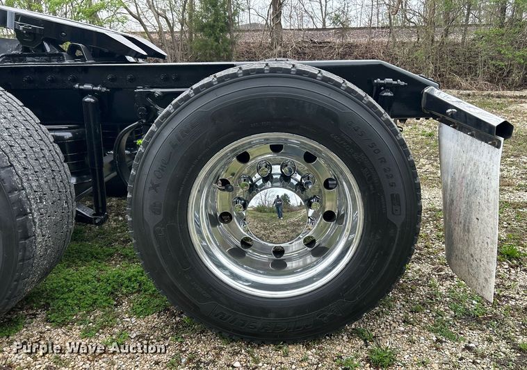 image for item EK2838 2020 Peterbilt 579 semi truck