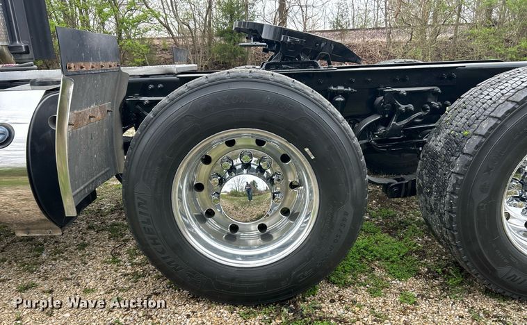 image for item EK2838 2020 Peterbilt 579 semi truck