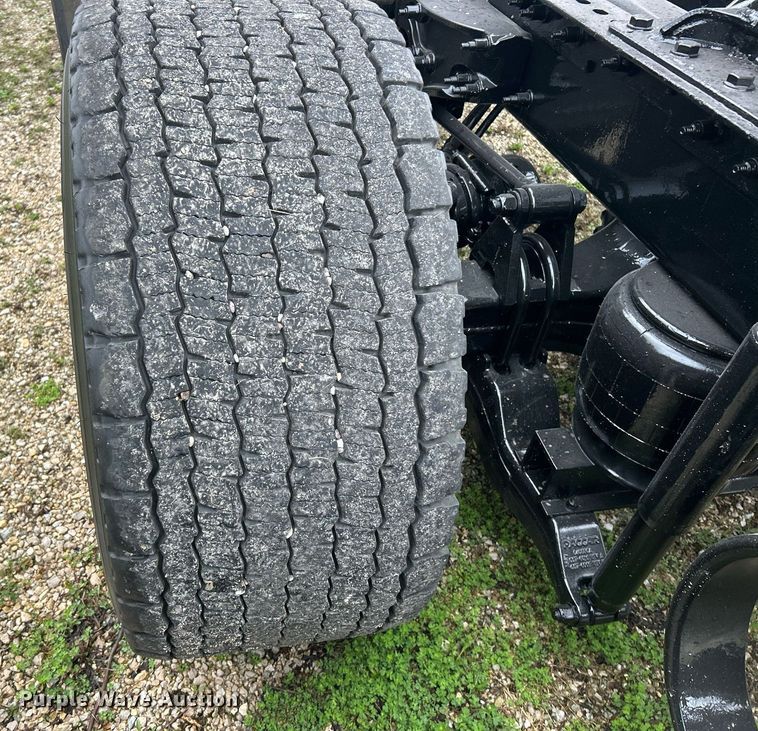 image for item EK2838 2020 Peterbilt 579 semi truck