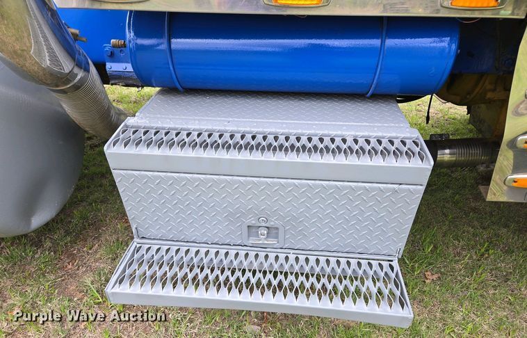 image for item EL2011 1990 Peterbilt 379 semi truck