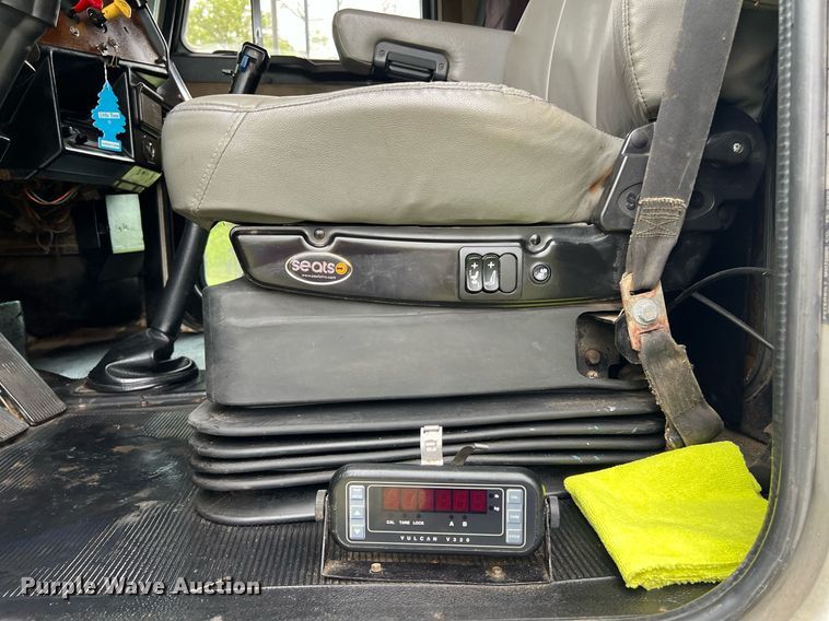 image for item EL2011 1990 Peterbilt 379 semi truck