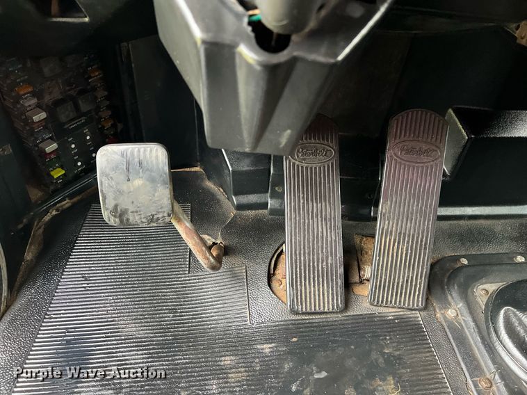 image for item EL2011 1990 Peterbilt 379 semi truck