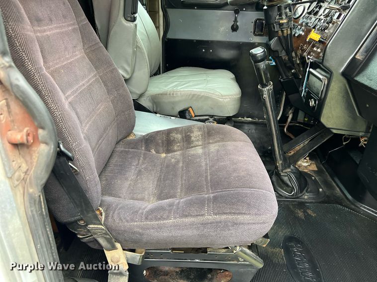 image for item EL2011 1990 Peterbilt 379 semi truck