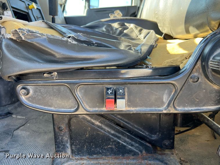 image for item EL5702 2015 International 7300 winch truck