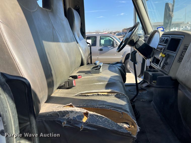 image for item EL5702 2015 International 7300 winch truck